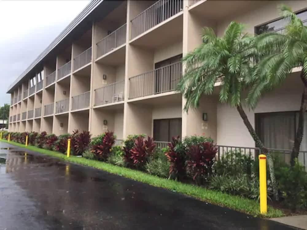 Hotel Baymont By Wyndham Bonita Springs Exterior foto